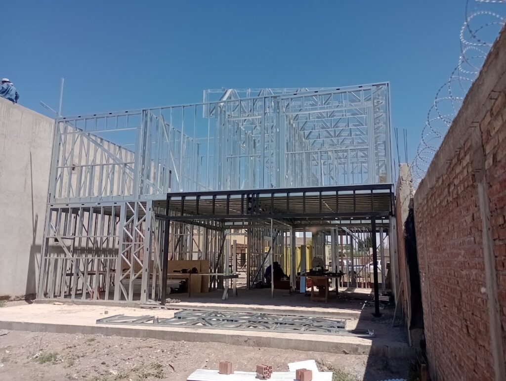 Estructura de vivienda en Steel Frame de dos niveles en etapa de montaje, con perfilería galvanizada y losa metálica colaborante.